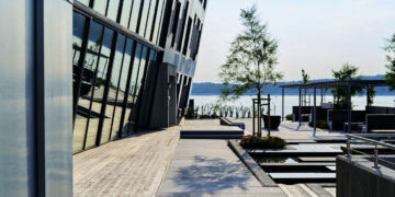 The many surfaces of Lundhs Real Stone